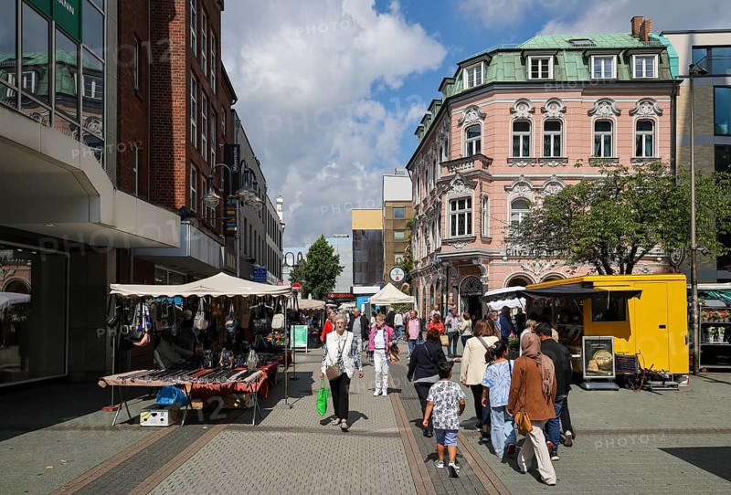 Bottrop, North Rhine-Westphalia, Germany, people on market day in the city centre, in the Hochstraße at the Kirchplatz. Hochstraße is the main shopping street in the pedestrian zone, Europe