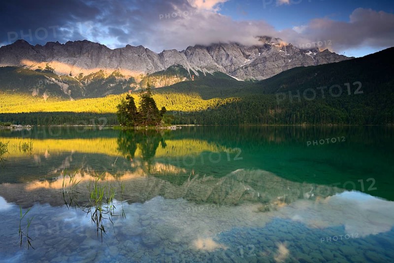 Evening mood at the Eibsee lake, behind the Wetterstein mountains with the Zugspitze, clouds move over the peaks, Grainau, Garmisch-Partenkirchen, Bavaria, Germany, Europe