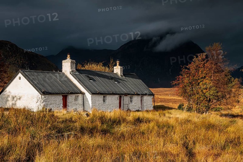 Cottage in front of mountains, cloudy mood, autumn, Blackrock Cottage, Glencoe, Scottish Highlands, Scotland, Great Britain