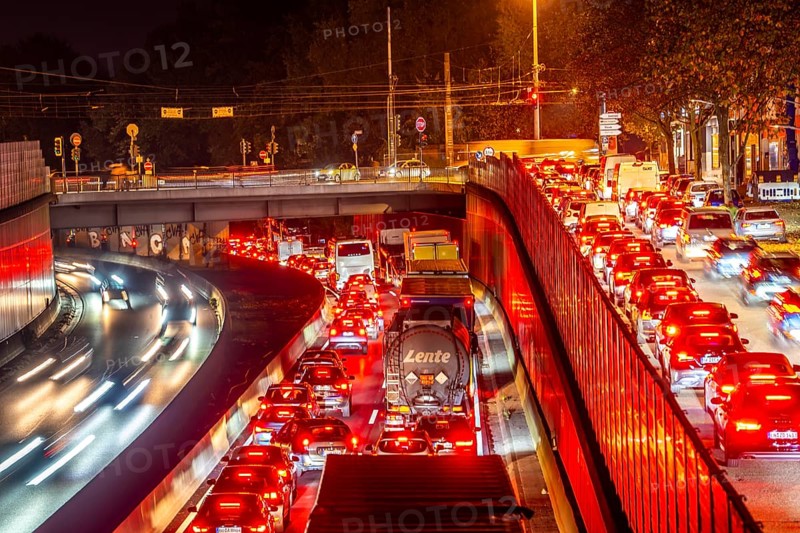 Evening traffic, partly with congestion, slow-moving traffic on the A40 motorway, traffic jam heading east, after a serious traffic accident, with full closure of the directional lanes, road users try to avoid via inner-city roads, exit Essen-Huttrop, North Rhine-Westphalia, Germany, Europe