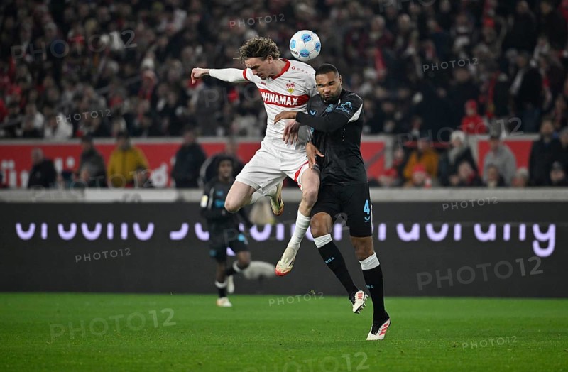 Header duel duel action Nick Woltemade VfB Stuttgart (11) against Jonathan Tah Bayer 04 Leverkusen (04) MHPArena, MHP Arena Stuttgart, Baden-Württemberg, Germany, Europe