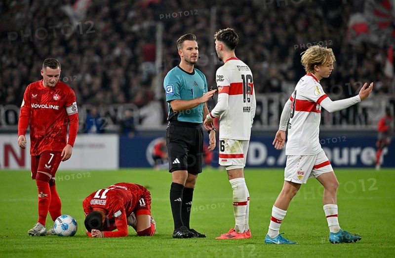 Referee Daniel Schlager in discussion with Atakan Karazor VfB Stuttgart (16) Frans Kraetzig VfB Stuttgart (13) Marlon Ritter 1. FC Kaiserslautern FCK (07) Kenny-Prince Redondo 1. FC Kaiserslautern FCK (11) injured on the ground, MHPArena, MHP Arena Stuttgart, Baden-Württemberg, Germany, Europe