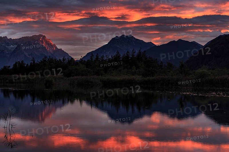 Mountains reflected in lake, sunset, cloudy mood, alpenglow, summer, seven springs, behind Zugspitze, Wetterstein mountains, Bavaria, Germany, Europe