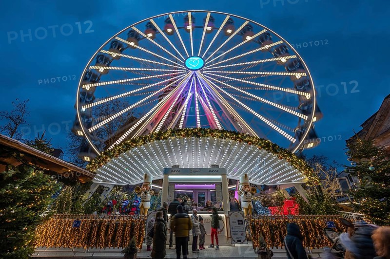 Ferris wheel at the winter village, Christmas market at dusk, Jakobsplatz, Nuremberg, Middle Franconia, Bavaria, Germany, Europe