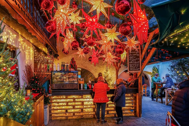 Mulled wine stand in the side passage at the Christmas market, Bad Tölz, Isartal, Upper Bavaria, Bavaria, Germany, Europe