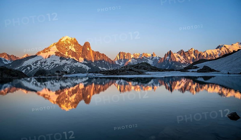 Evening mood, mountain landscape at sunset, alpenglow, water reflection in Lac Blanc, mountain peak, Aiguille Verte, Grandes Jorasses, Aiguille du Moine, Mont Blanc, Mont Blanc massif, Chamonix-Mont-Blanc, Haute-Savoie, France, Europe