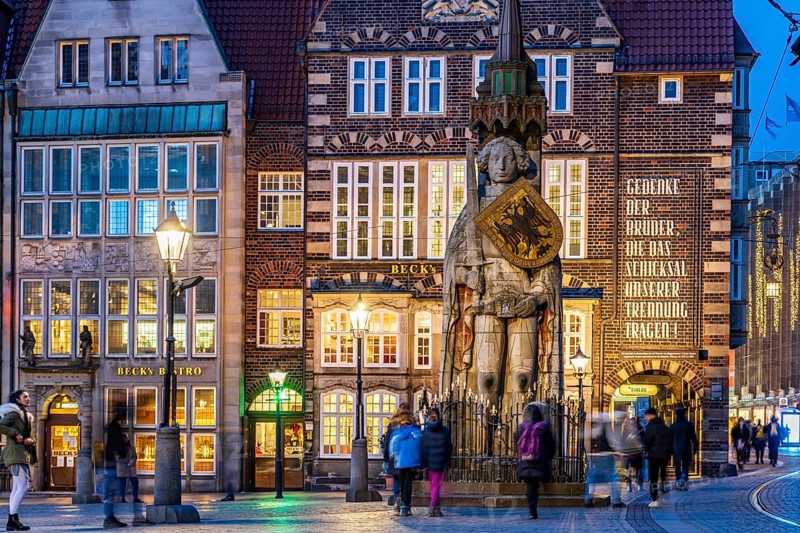 Bremen's Roland statue on the market square at dusk, Free Hanseatic City of Bremen, Germany, Europe