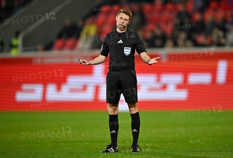 Referee Referee Christian Dingert gesture gesture reproachful, Voith-Arena, Heidenheim, Baden-Württemberg, Germany, Europe