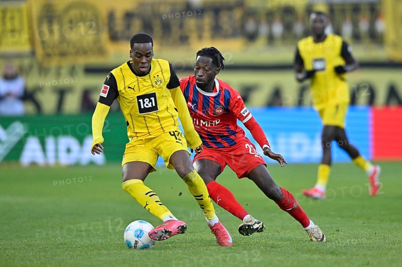 Duel, action Jamie Bynoe-Gittens Borussia Dortmund BVB (43) against Omar Haktab Traore 1. FC Heidenheim 1846 FCH (23) Voith-Arena, Heidenheim, Baden-Württemberg, Germany, Europe