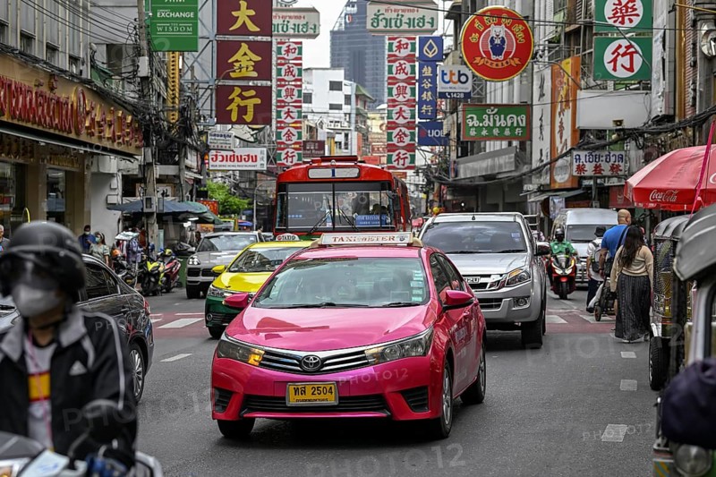 Street scene on Yaowarat Road, China Town, Chinese neighbourhood, Sampheng, Bangkok, Thailand, Asia