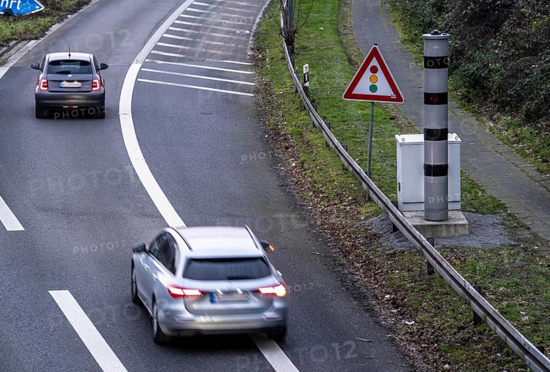 New speed camera on the A40 motorway, in the direction of Dortmund, at the Essen-Zentrum exit, where a speed limit of 60 km/h applies during the day to prevent high levels of nitrogen pollution for local residents, as specified in the Clean Air Plan, Essen, North Rhine-Westphalia, Germany, Europe