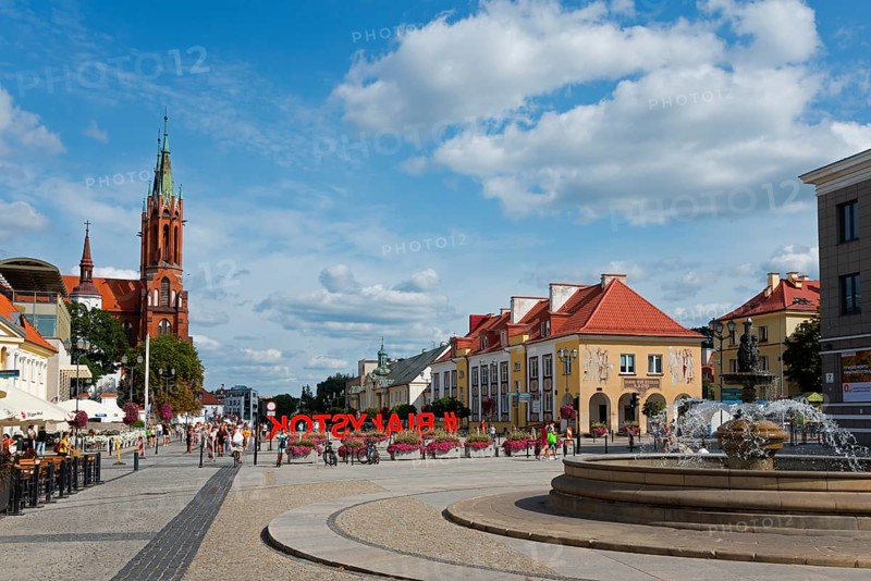Urban street scene with church, colourful buildings and a fountain, Kosciuszko Market Square, Church of the Blessed Virgin Mary, Bialystok, Bialystock, Bjelostock, Podlaskie, Poland, Europe