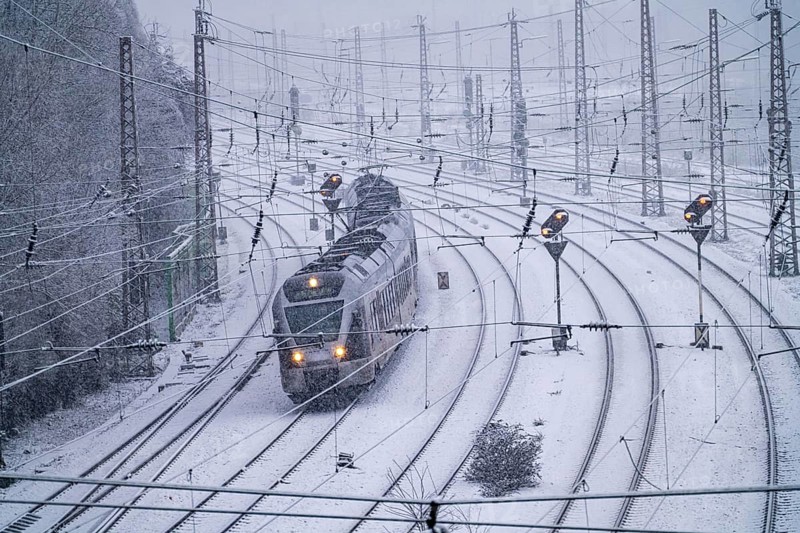 Winter weather, heavy snowfall, railway tracks in front of Essen central station, local train, North Rhine-Westphalia, Germany, Europe