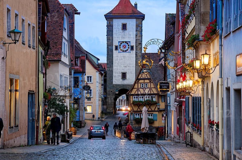 Plönlein and the Spitalgasse with the Siebersturm in the old town centre of Rothenburg ob der Tauber in the evening. Rothenburg, Bavaria, Germany, Europe