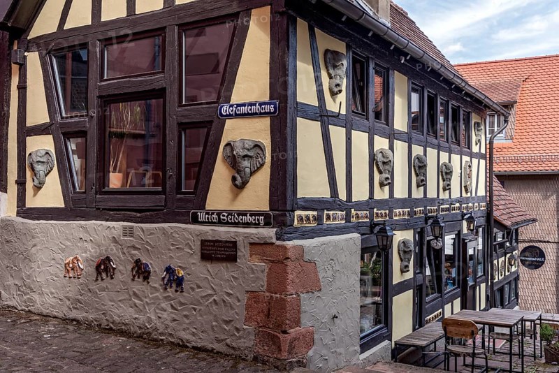 Cafe and bistro Elefantenhaus, old half-timbered house, restored by carver and sculptor Ulrich Seidenberg, historic old town, Michelstadt, Odenwald, Hesse, Germany, Europe