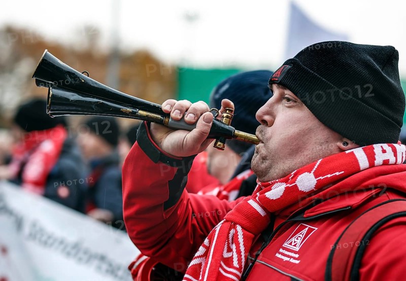 A Volkswagen employee demonstrates with a trumpet in front of the Volkswagen Arena during the collective bargaining negotiations between Volkswagen and IG Metall and against plant closures and redundancies, Wolfsburg, 21 November 2024, Wolfsburg, Lower Saxony, Germany, Europe