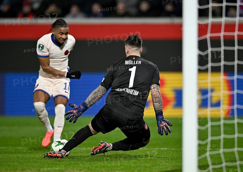 Penalty area scene, Goal area scene Action Goalkeeper Kevin Müller 1. FC Heidenheim 1846 FCH (01) saves against Christoper Nkunku Chelsea FC The Blues (18) Parade Conference League, Voith-Arena, Heidenheim, Baden-Württemberg, Germany, Europe