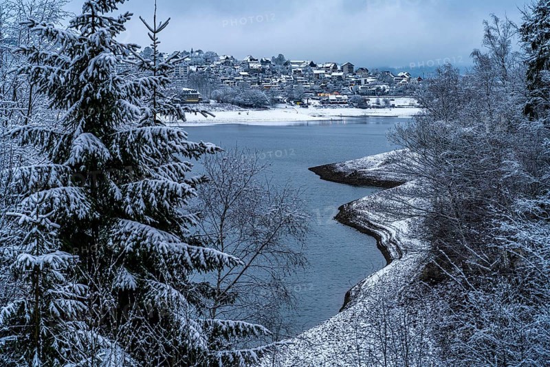 Snowy winter landscape on the Sorpe near Langscheid, Sundern, Hochsauerlandkreis, North Rhine-Westphalia