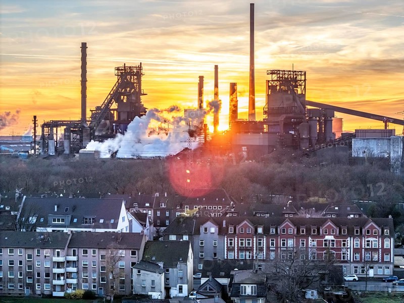 Blast furnaces Schwelgern 1 and 2, residential buildings in Duisburg-Marxloh, ThyssenKrupp Steel, sunset, Duisburg, North Rhine-Westphalia, Germany, Europe