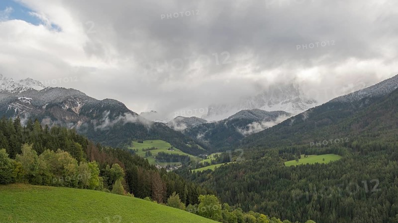 View of the cloudy Peitlerkofel group, Dolomites, St.Peter, Villnöß, Funes, Villnößtal, South Tyrol, Italy, Europe