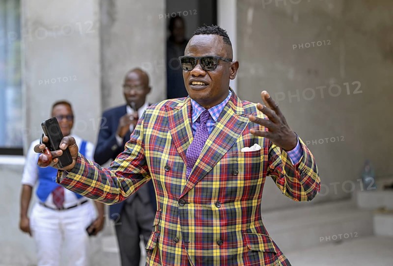 Sapeur, member of the Société des Ambianceurs et des Personnes élégantes (SAPE), society of entertainers and stylish people, Brazzaville, Republic of Congo