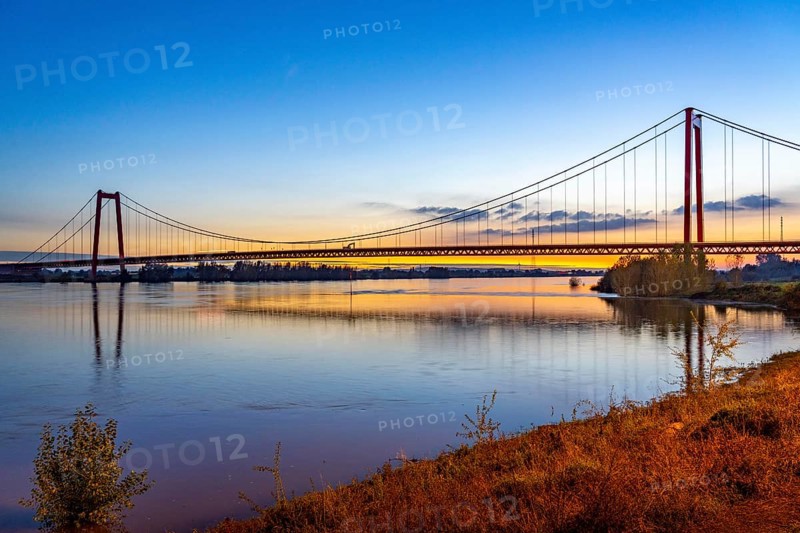 The Emmerich Rhine Bridge, federal road B220, evening light, at 803 m the longest suspension bridge in Germany just in front of the Dutch border, Rhine kilometre 853, 2 it is the northernmost German Rhine bridge, North Rhine-Westphalia, Germany, Europe