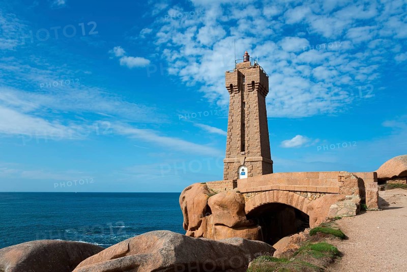 A lighthouse stands over a bridge on the rocky coast, Phare de Men Ruz, Ploumanac'h, Ploumanach, Pointe de Squewel, Perros-Guirec, pink granite coast, Côte de Granit Rose, Brittany, France, Europe