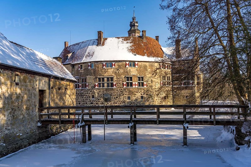 The snow-covered moated castle Burg Vischering near Lüdinghausen, Münsterland, North Rhine-Westphalia, Germany, Europe