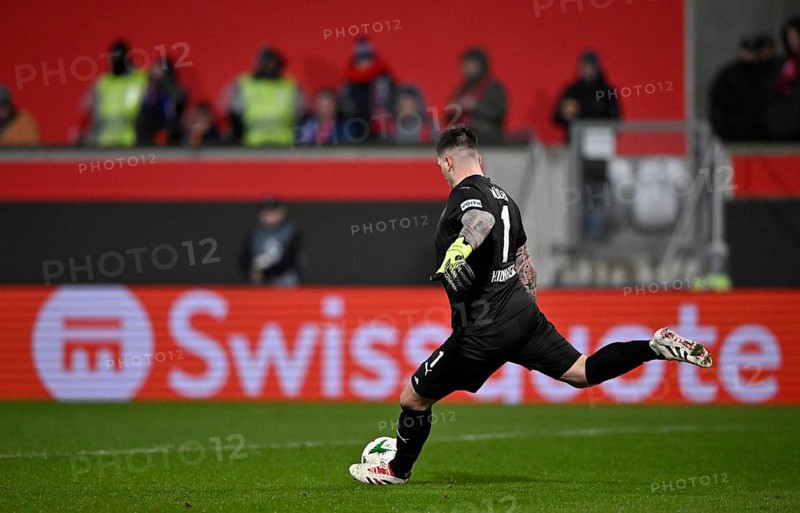 Goalkeeper Kevin Müller 1. FC Heidenheim 1846 FCH (01) Action on the ball Perimeter advertising SWISSQUOTE UEFA Conference League, Voith-Arena, Heidenheim, Baden-Württemberg, Germany, Europe