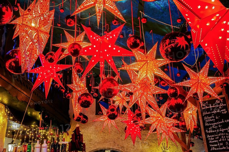 Decoration with stars and baubles above mulled wine stand in side passage at Christmas market, Bad Tölz, Isartal, Upper Bavaria, Bavaria, Germany, Europe