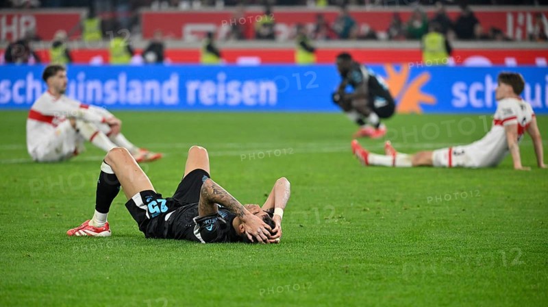 Disappointment for Atakan Karazor VfB Stuttgart (16) Ramon Hendriks VfB Stuttgart (03) Exequiel Palacios Bayer 04 Leverkusen (25) MHPArena, MHP Arena Stuttgart, Baden-Württemberg, Germany, Europe