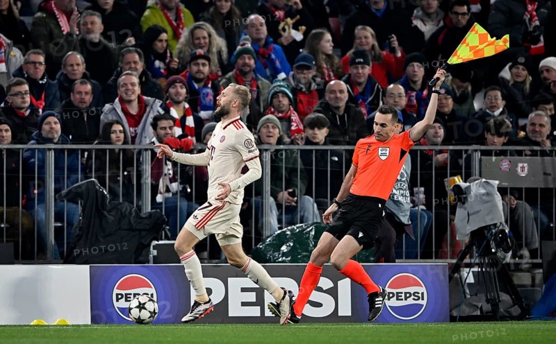 Konrad Laimer FC Bayern Munich FCB (27) Action on the ball, assistant referee linesman Referee Mihai Marica (ROU) indicates with flag AUS, Champions League, Allianz Arena, Munich, Bayern, Germany, Europe