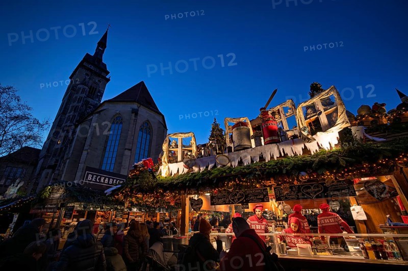 Christmas market with Christmas stalls, stalls, Christmas pyramid, collegiate church, Christmassy, blue hour, Stuttgart, Baden-Württemberg, Germany, Europe