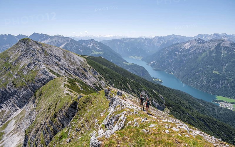 Mountaineer on the summit ridge of the Unnütz, Unnütz crossing, Brandenberg Alps, Tyrol, Austria, Europe