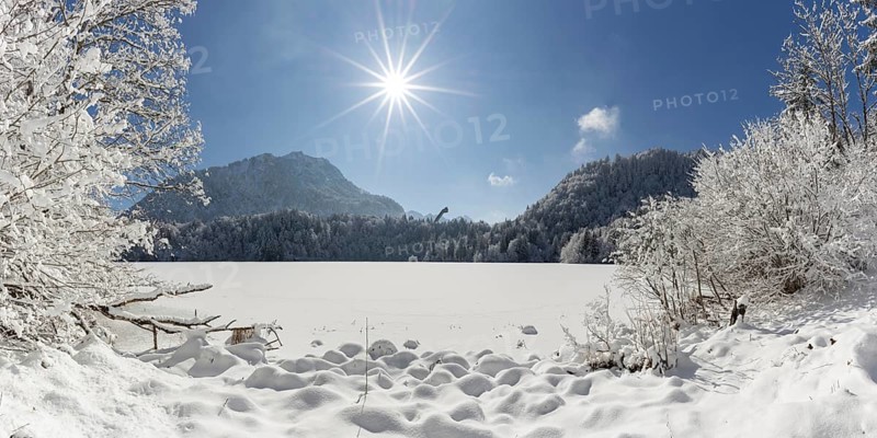 Freibergsee in winter, near Oberstdorf, behind it the Himmelschrofen, 1791m, and the Heini-Klopfer ski jump, Allgäu Alps, Oberallgäu, Allgäu, Bavaria, Germany, Europe