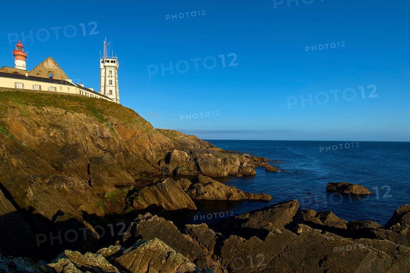 Phare de Saint Mathieu, lighthouse with monastery ruins, Saint Mathieu, Plougonvelin Department Finisterre, Brittany, France, Europe