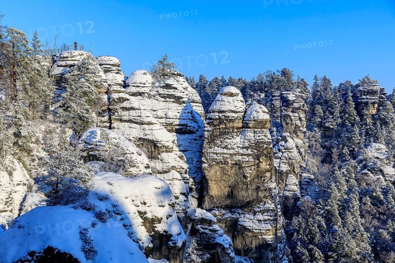 View of snow-covered rocks and trees from the Bastei bridge into the Wehlgrund, on the left in the picture the Ferdinandstein viewpoint, Saxon Switzerland, Saxony, Germany, Europe