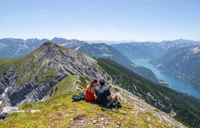 Mountaineers taking a break, snack at the summit of Hochunnütz, Unnütz crossing, Brandenberg Alps, Tyrol, Austria, Europe