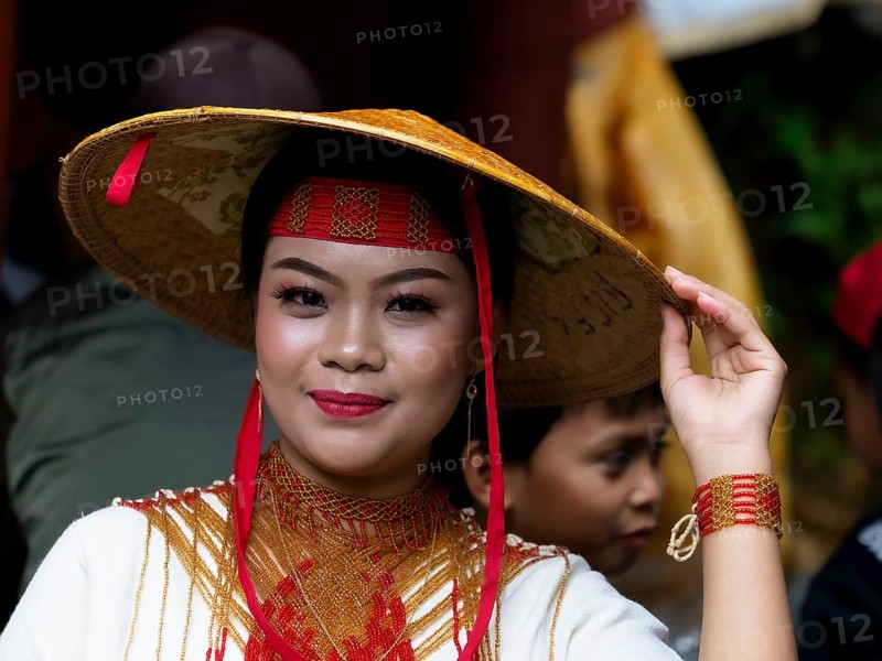 Toraja woman in traditional colourful clothing with rice straw hat, portrait, Tana Toraja, Rantepao, Sulawesi, Indonesia, Asia