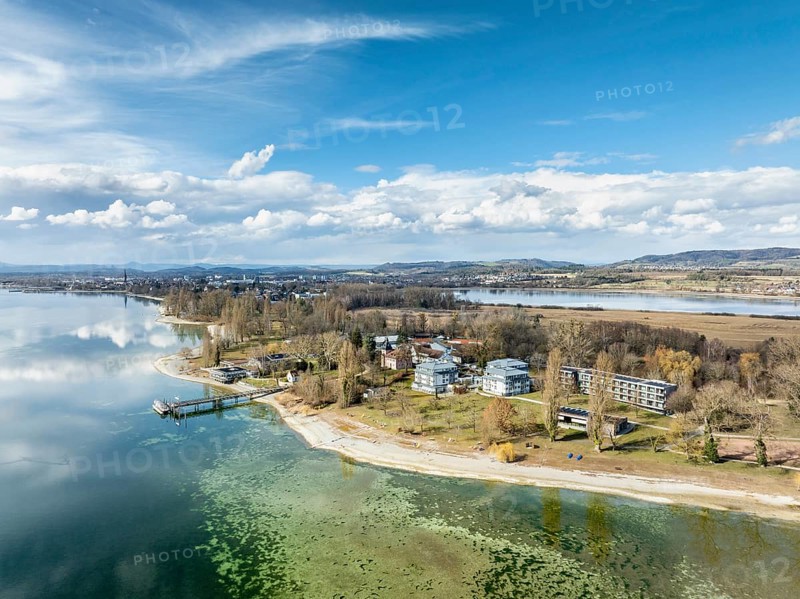 Aerial view of the Mettnau peninsula in western Lake Constance with the spa centre, Mettnaukur, landing stage and restaurant Strandcafe, Radolfzell, district of Constance, Baden-Württemberg, Germany, Europe