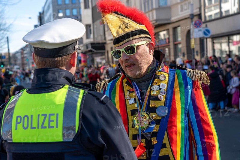 Rose Monday carnival parade in Düsseldorf, police officers secure the Rose Monday parade, parade participant thanks a police officer for his efforts to secure the parade
