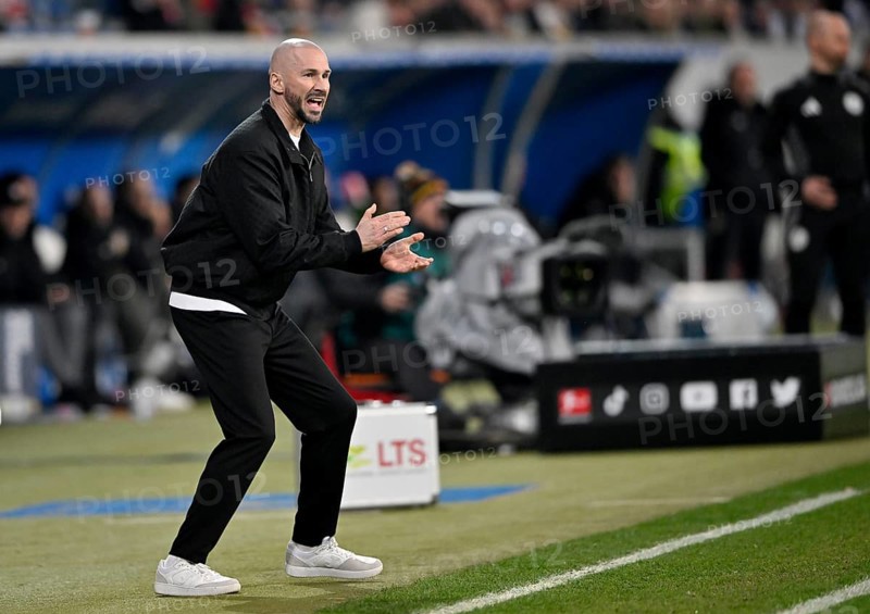 Coach Christian Ilzer TSG 1899 Hoffenheim on the sidelines clapping his hands in encouragement, applause PreZero Arena, Sinsheim, Baden-Württemberg, Germany, Europe
