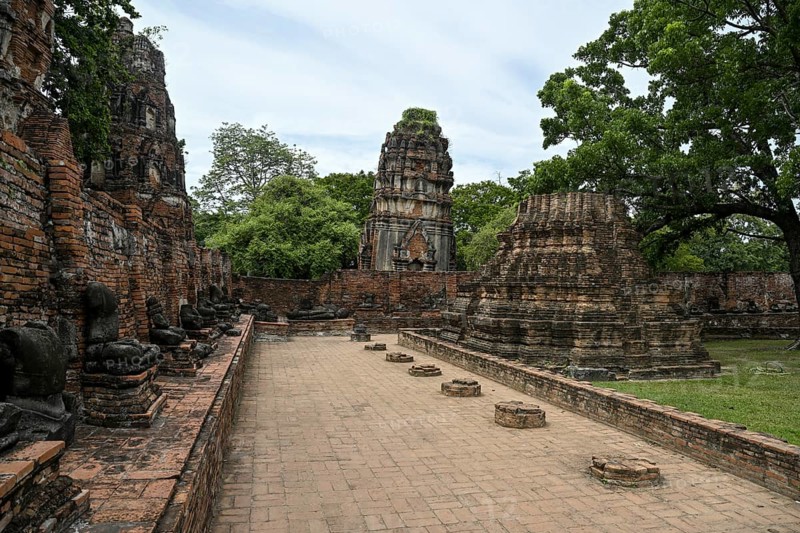 Temple ruins at Wat Mahathat, Temple of the Great and Holy Relic, Ayutthaya, Ayutthaya Province, Thailand, Asia