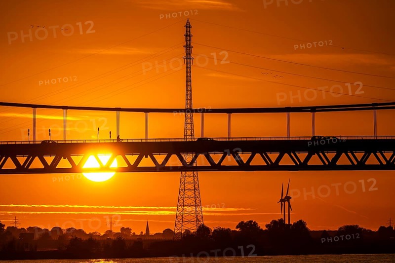 Traffic on the Rhine bridge Emmerich, federal road B220, evening light, with 803 m the longest suspension bridge in Germany shortly in front of the Dutch border, Rhine kilometre 853, 2 it is the northernmost German Rhine bridge, North Rhine-Westphalia, Germany, Europe