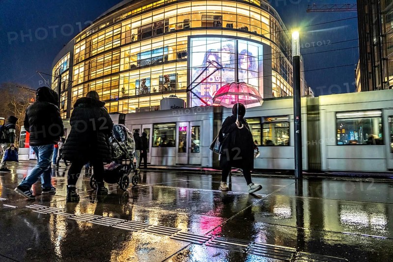 Schadowstraße, city centre, shopping street, pedestrian zone, winter, rainy weather, P&C clothing department stores', passers-by, Düsseldorf, North Rhine-Westphalia, Germany, Europe