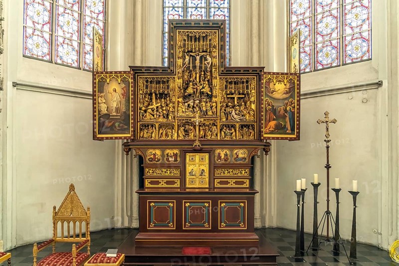 Altar of the Catholic parish church of St Peter and Paul in Straelen, North Rhine-Westphalia, Germany, Europe