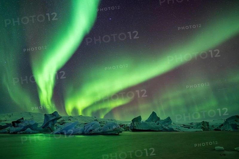 Northern Lights over icebergs in the glacier lagoon, Jökulsarlon, icebergs with glacier, Vatnajökull National Park, Hornafjörður, South Iceland, Iceland, Europe