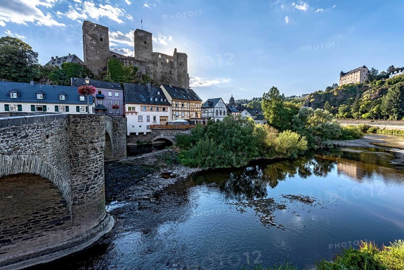 Old Lahn Bridge with Bannmühle, Runkel Castle, hilltop castle from the high Middle Ages, ruins, historic old town, Romanesque bridge, River Lahn, Schadeck Castle behind, Runkel an der Lahn, Limburg-Weilburg, Hesse, Germany, Europe