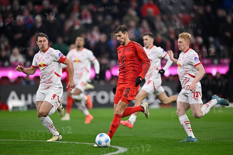 Leon Goretzka FC Bayern Munich FCB (08) Action on the ball Nicolas Seiwald RasenBallsport RB Leipzig RBL (13) Willi Orban RasenBallsport RB Leipzig RBL (04) Allianz Arena, Munich, Bavaria, Germany, Europe