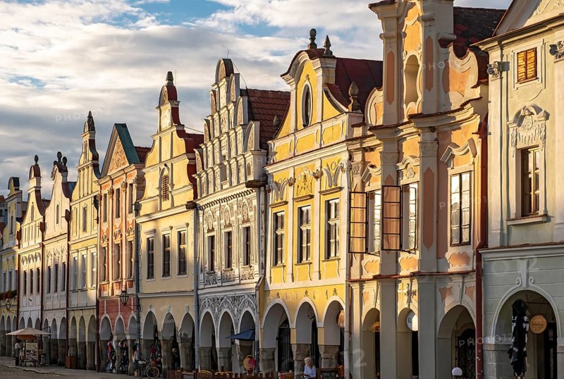 Renaissance-built and Baroque-remodelled townhouses with high gables and arcades, Zachariáše z Hradce Square, Telc, Czech Republic, Europe